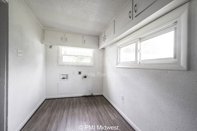 Building Photo - 1433 W 5th St