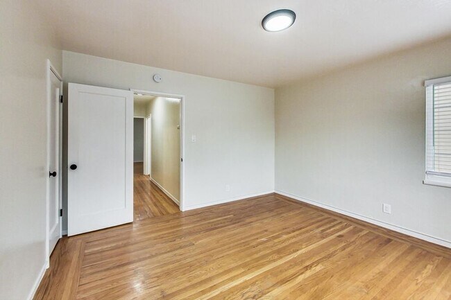 Building Photo - 1441 University Ave