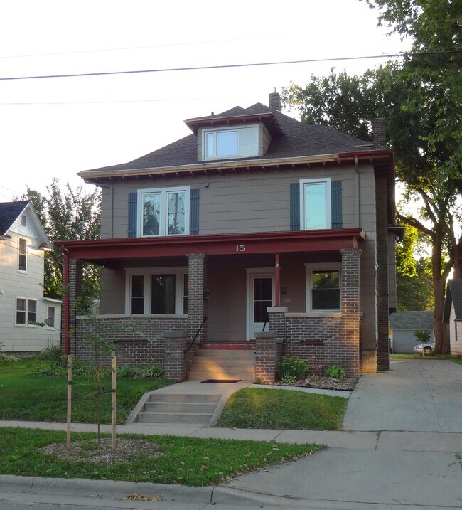 Building Photo - 15 6th Ave SE