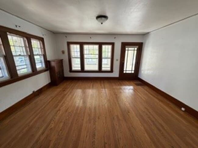 Building Photo - 3 Bedroom 1 BA single family in the heart ...