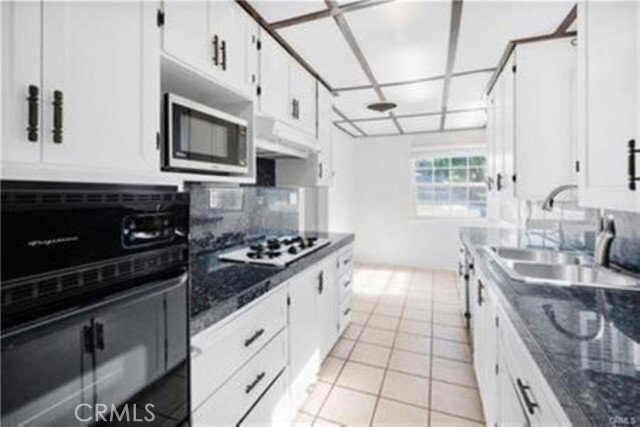 Building Photo - 15235 La Maida St