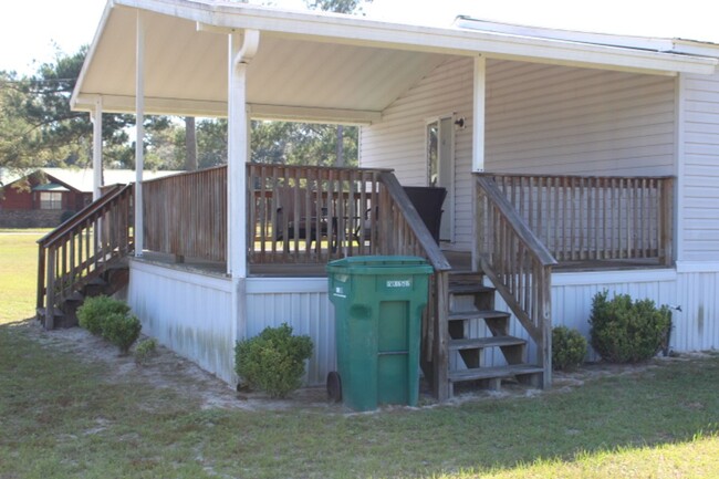 Building Photo - Lovely Doublewide in Grand Ridge, FL