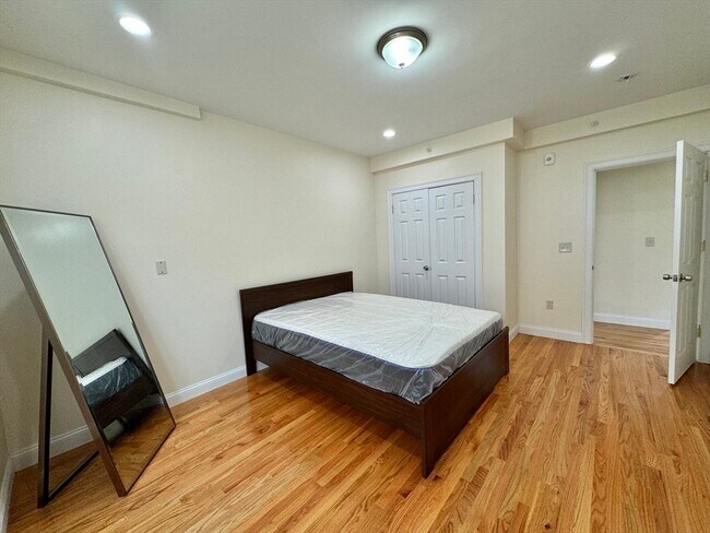 Building Photo - 60 Mather St