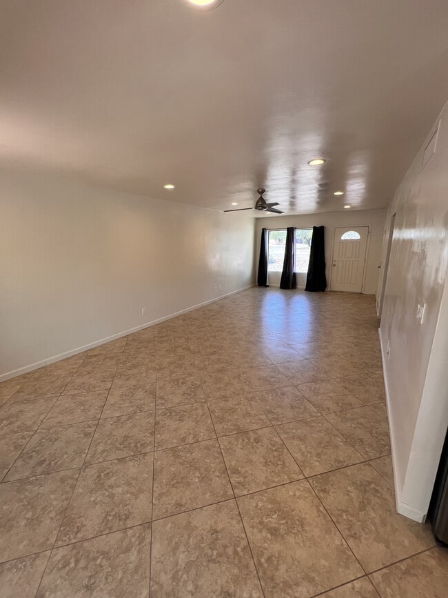 Foto del edificio - 1571 S Marmora Ave