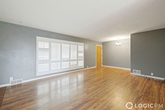 Foto del edificio - 1305 Henderson Dr