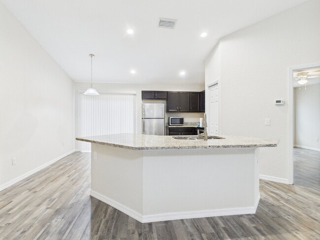Building Photo - Modern 3/2 Home for Rent in Ocala – Move-I...
