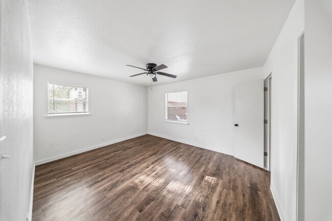 Foto del edificio - 1152 S Quaker Ave