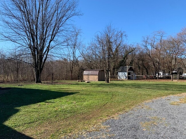 Building Photo - Single family home with 3 beds/1 bath