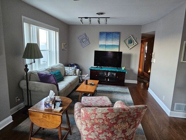 Living area - 4333 Maryland Ave