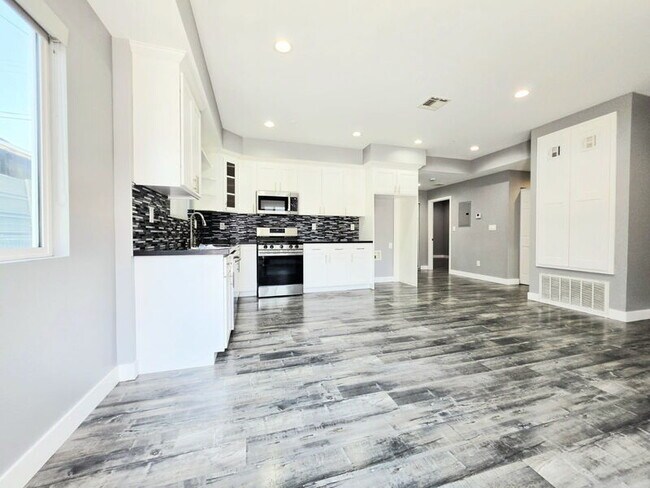 Foto del edificio - 631 W 83rd St