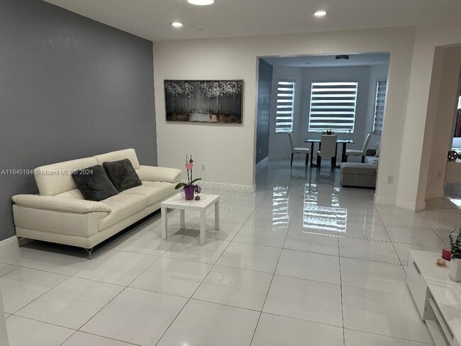 Foto del edificio - 8159 NW 116th Ct