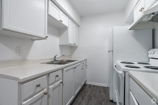 2BR, 1.5BA - 865SF - Kitchen - The Courtland