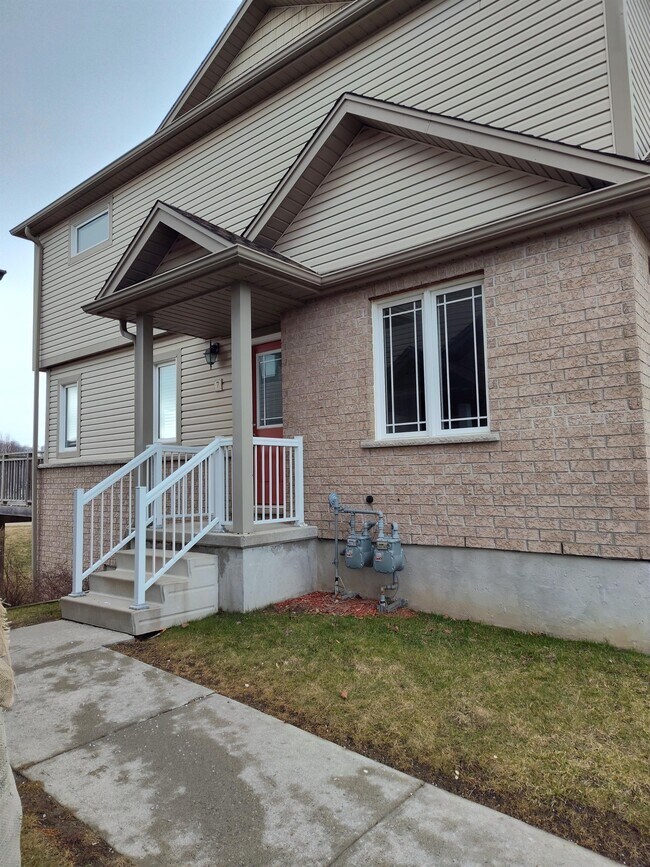 Building Photo - 10 Foxglove Crescent