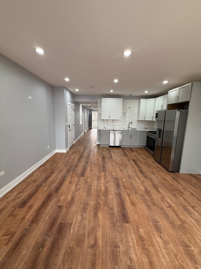 Building Photo - 4907 W Walton St