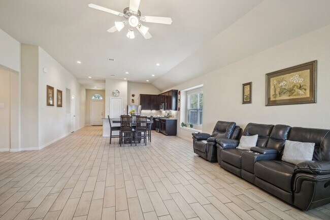 Foto del edificio - 18473 Railroad Ave