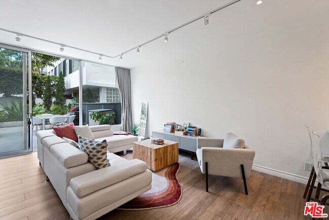 Foto del edificio - 17368 Sunset Blvd