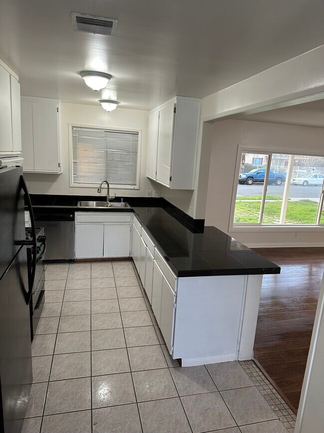 Foto del edificio - 10830 Burnet Ave