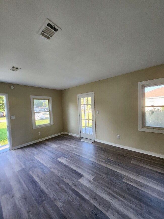 Foto del edificio - 289 Chestnut St Pensacola, FL 32506. Janua...