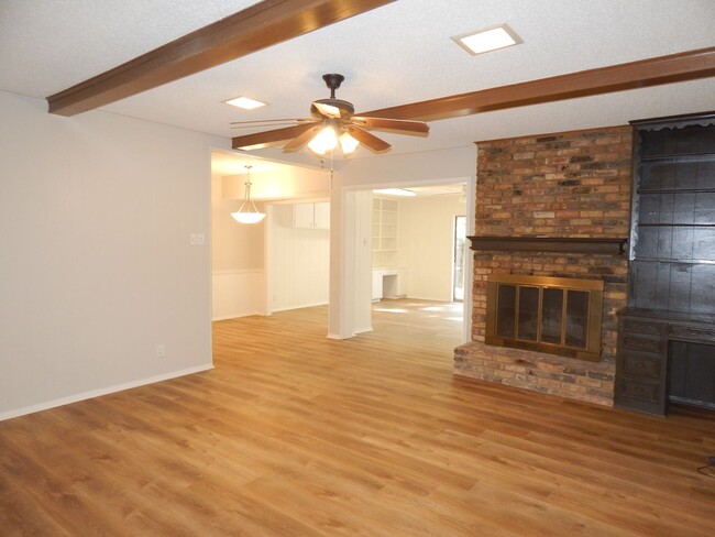 Foto del edificio - Expansive 3/2 Home in Tyler w/Additional D...