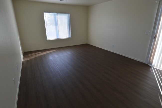 Foto del edificio - 4430 E Van Buren Ave