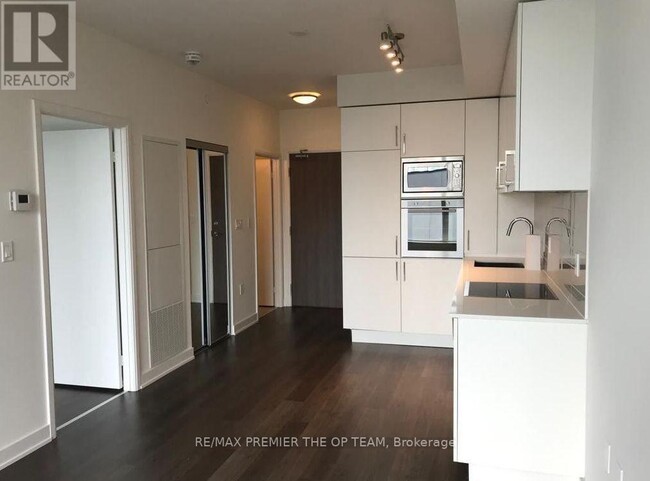 Building Photo - 576 Front St W