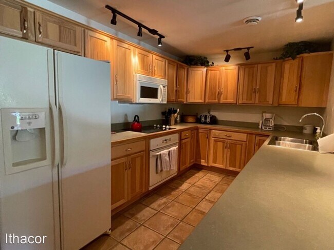 Building Photo - 2 br, 2 bath House - 2120 Clute Rd #R3