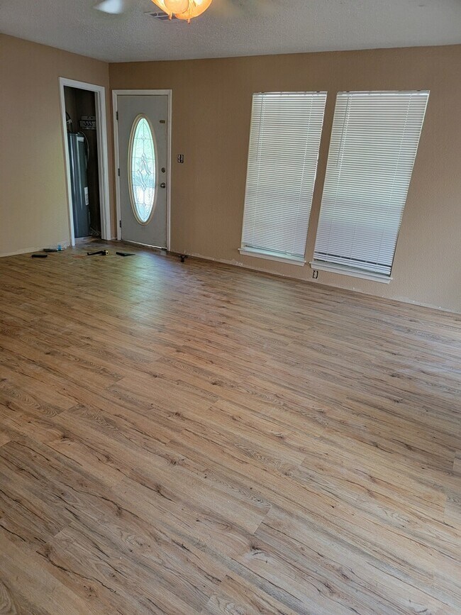 Foto del edificio - 8031 River Rd