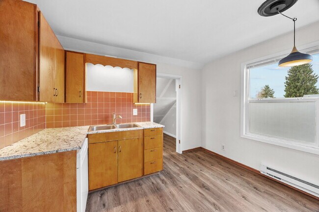 Foto del edificio - REMODELED Adorable upper-floor "duplex." O...