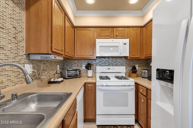 Building Photo - 5015 E Cheyenne Dr