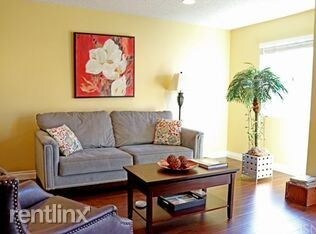 Building Photo - 2 br, 2 bath - 9014 Burnet Ave Unit 104
