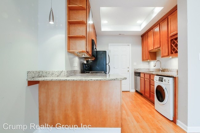Building Photo - 2 br, 1 bath House - 2400 E 74th St #1 1