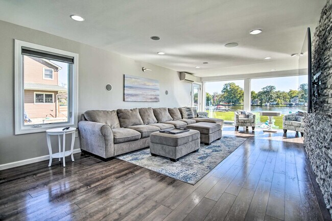 Foto del edificio - 2712 Shorewood Dr