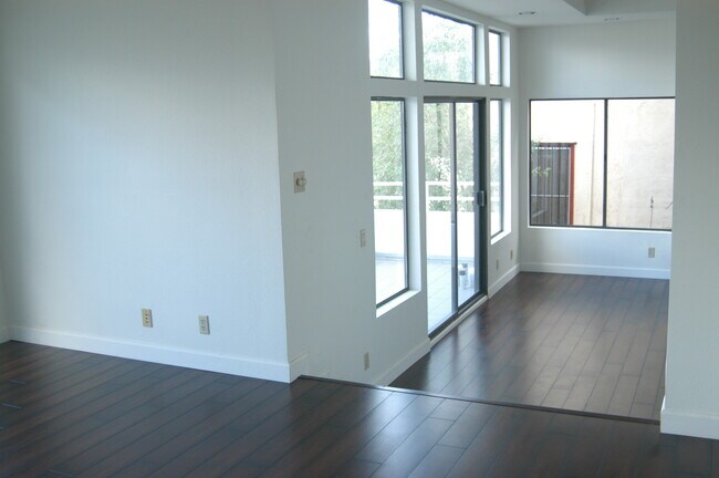 Foto del edificio - 1425 Columbia Dr