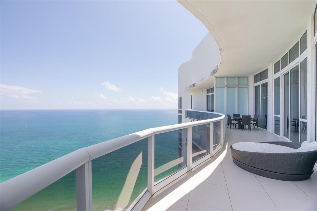 Foto principal - 15901 Collins Ave