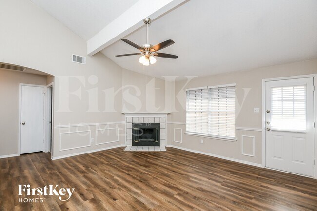 Building Photo - 609 Hollyberry Dr