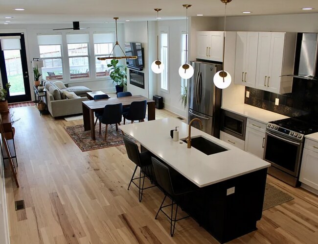 Foto del edificio - Modern Downtown Nashville 4 Bed, 3.5 Bath Home with Designer Finishes and Fully Fenced Backyard