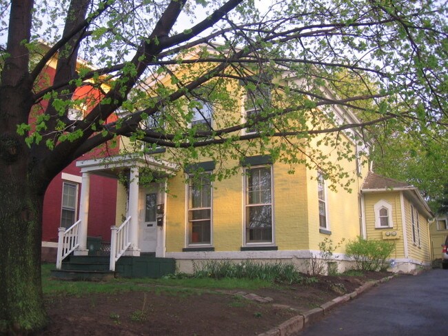 Building Photo - 46 Alexander St