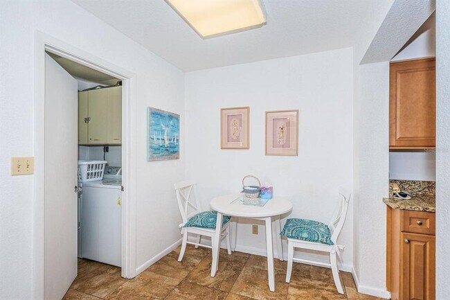 Building Photo - 5801 Bahia Del Mar Cir N