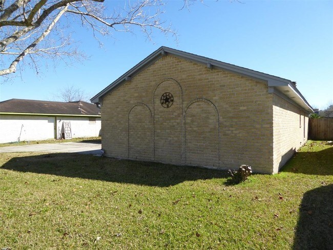 Building Photo - 2911 Mariner Dr