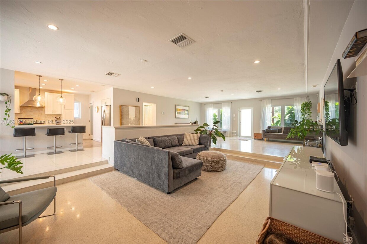 Foto principal - 920 W 43rd Ct
