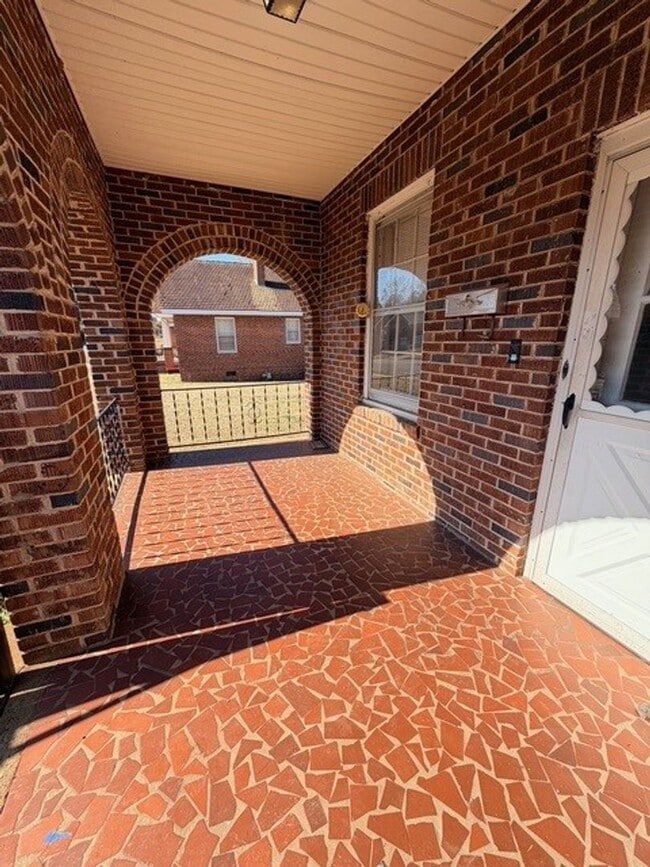 Building Photo - 420 Bond Ave