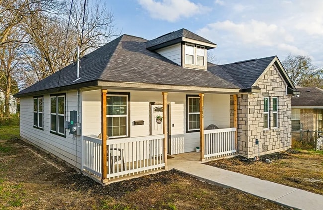 Building Photo - MUST SEE!!! Beautiful Home - Won't Last Lo...