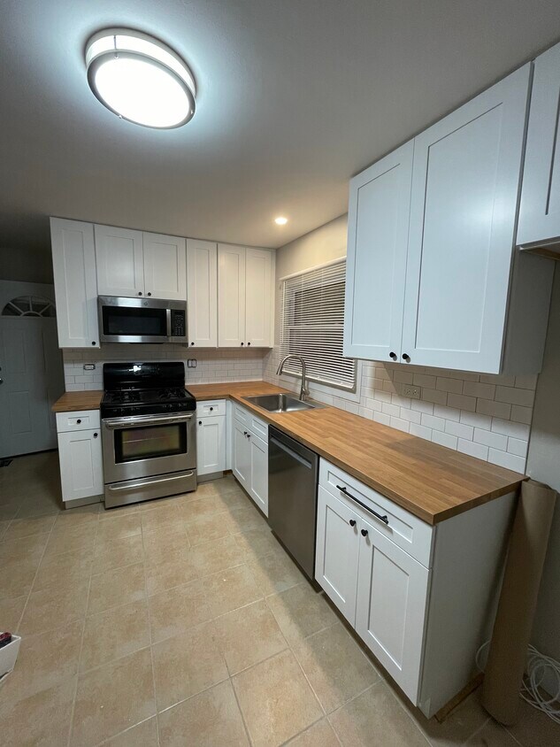 Primary Photo - 7202 W Crain St