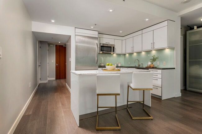 Cocina con frente - 301 Main St