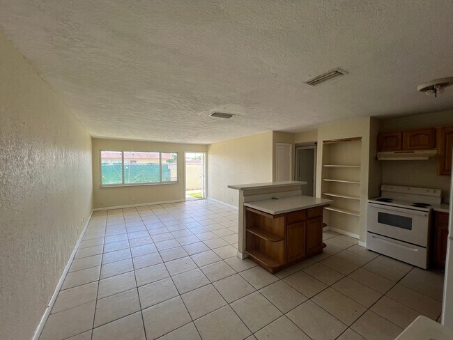 Foto del edificio - Large 2-1 apartment with central air