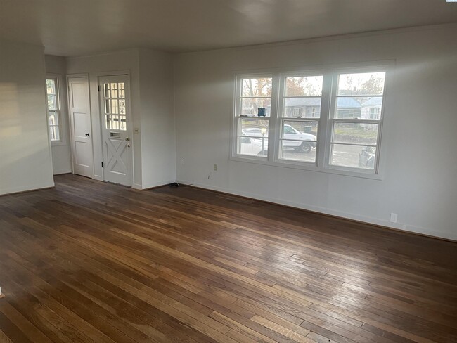 Building Photo - FOR RENT Super Cute Updated F Home Quiet C...