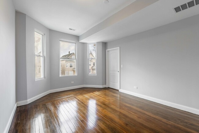 Building Photo - 3710 W Diversey Ave