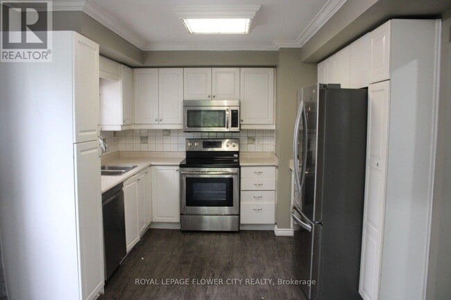 Building Photo - 252 Simpson Crescent