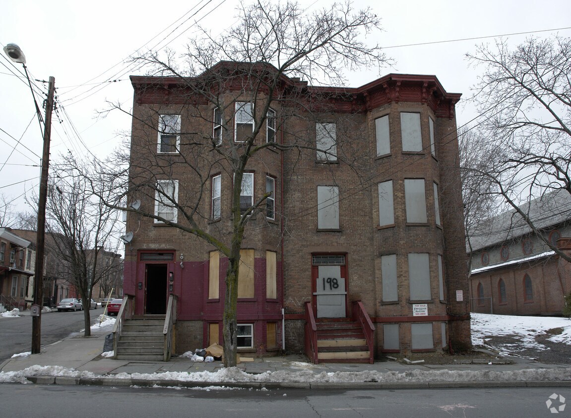 Building Photo - 198-200 Miller St