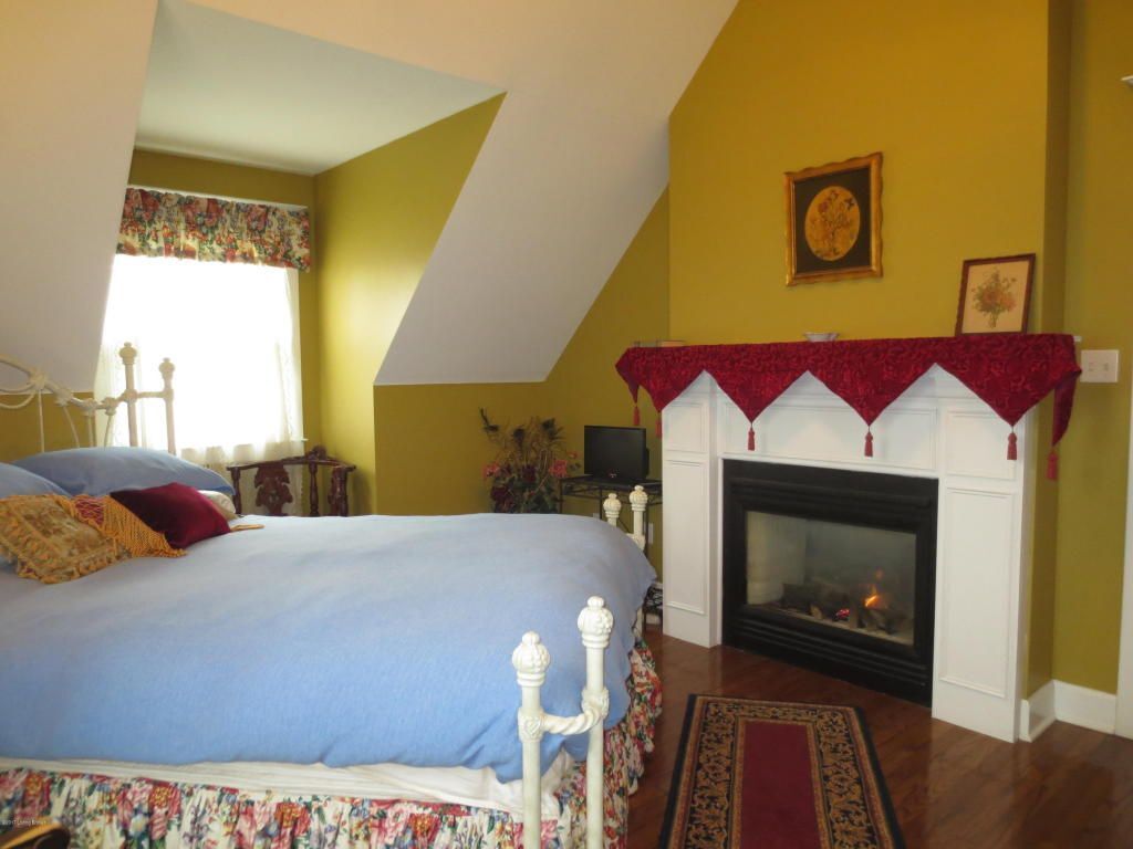 Bedroom - 4876 Shelbyville Rd